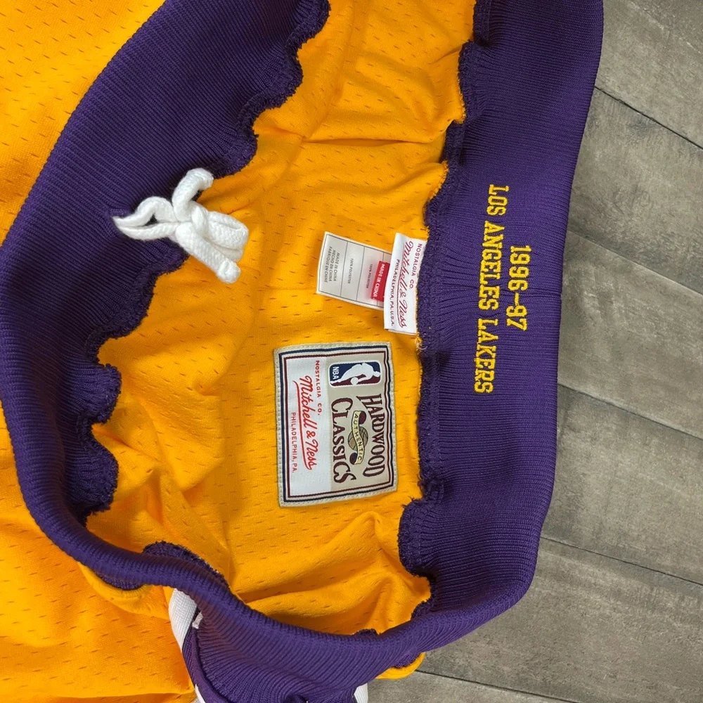 Mitchell & Ness Gold NBA Los Angeles Lakers 1996-97 Swingman Shorts Sz 2XL - Picture 5 of 5